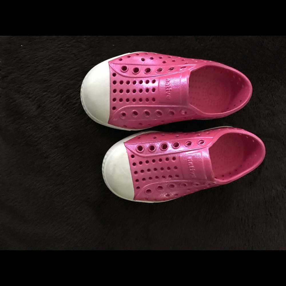 Native pink shoes size 7